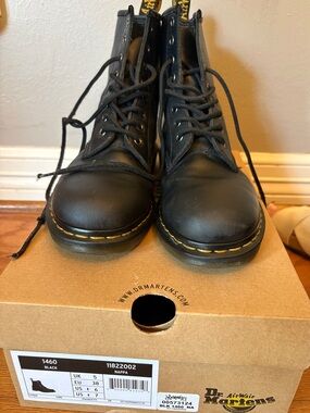 Dr. Martens Leather Boots Women’s US 7 / Men’s US 6 (EU 38) with box